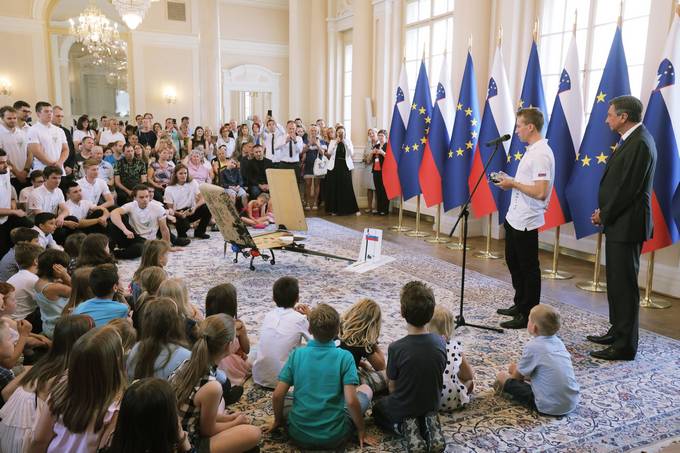 Ob dananjem dravnem prazniku predsednik Republike Slovenije vroil »Jabolko navdiha« ekipi tudentov Fakultete za strojnitvo Univerze v Ljubljani